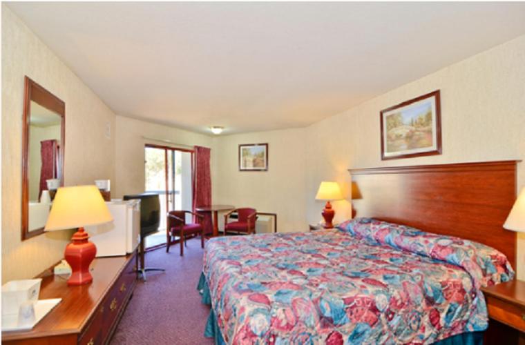 One queen room interior